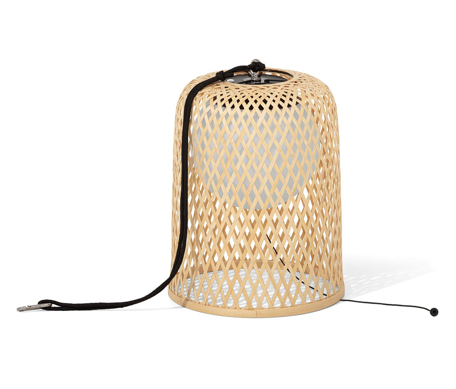 Eine Akku-Outdoor-Hängeleuchte mit einem Lampenschirm aus Bambus und einer schwarzen Aufhängung.