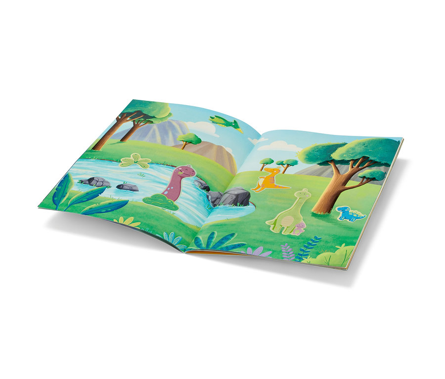 Aufgeschlagenes "Mein Metallic-Stickerbuch »Im Land der Dinosaurier«" mit Dinosaurier-Illustrationen in einer Landschaft.