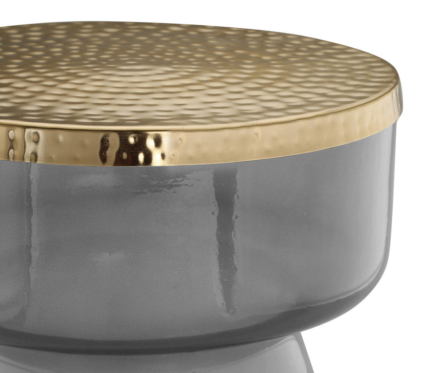 Detailansicht eines grauen Kayoom Roman Beistelltisch mit runder, goldener Tischplatte.