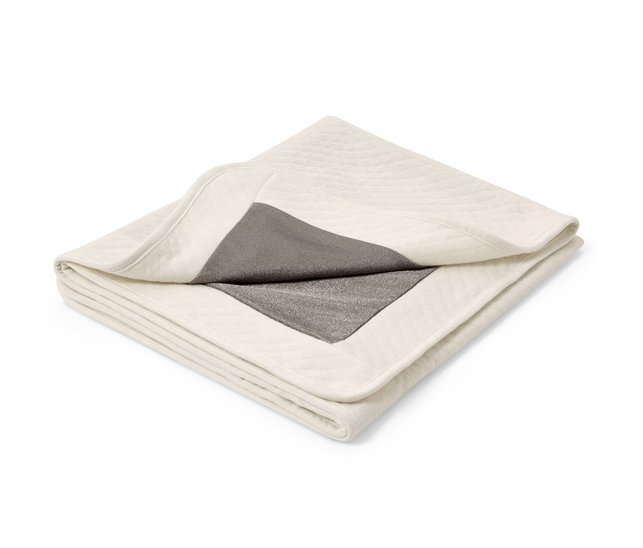 Gefaltete strahlenabschirmende Decke mit silbernem Futter.