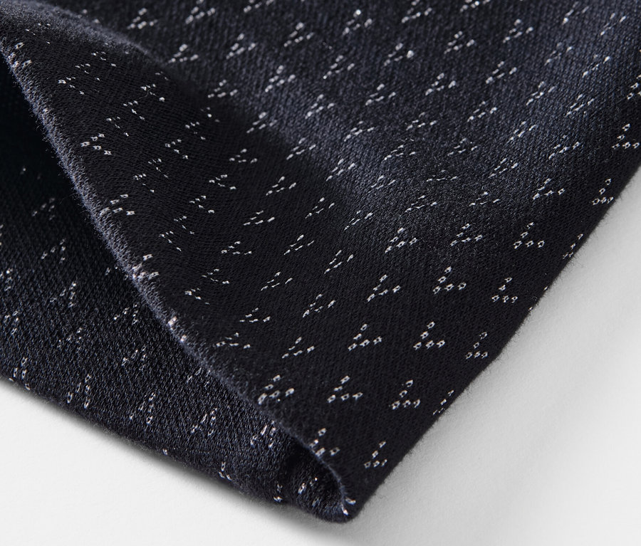 Nahaufnahme eines glitzernden Jacquard-Rocks.