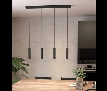 Vier schwarze Eglo Almudaina Pendelleuchten über einem Holztisch.