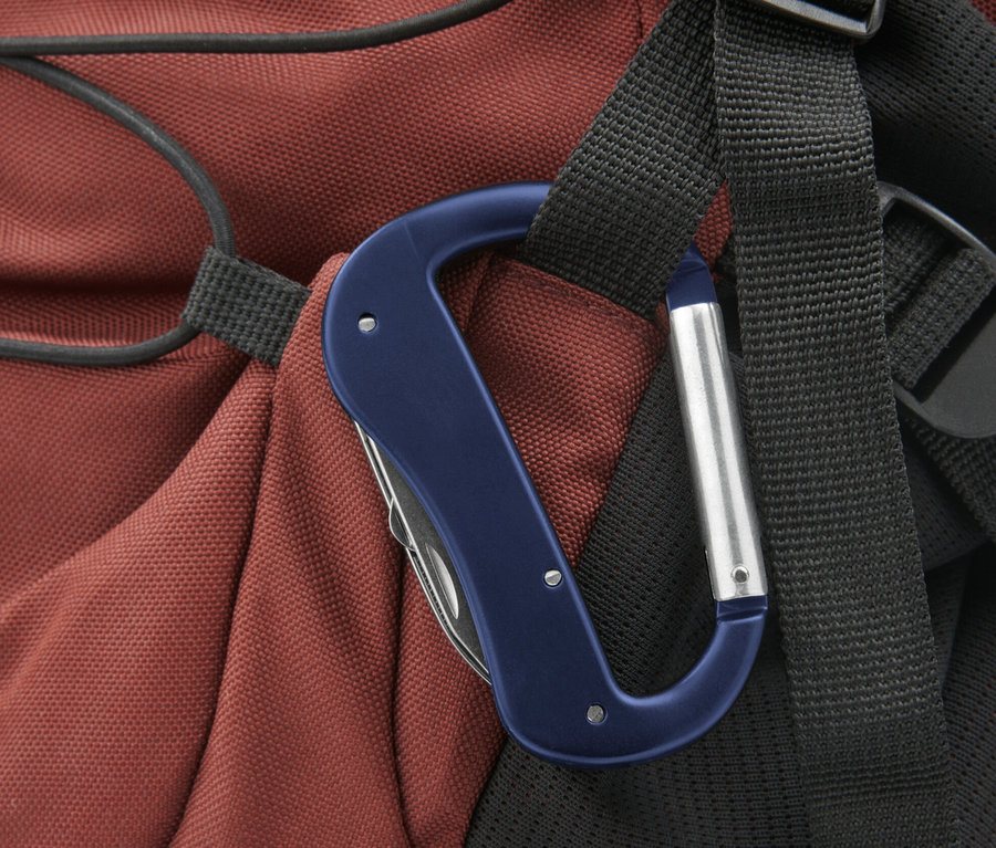 Ein blaues 5-in-1-Karabiner-Multitool hängt an einem Rucksackgurt.