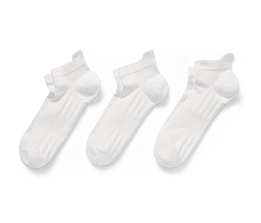 Drei Paar weiße Profi-Laufsocken.