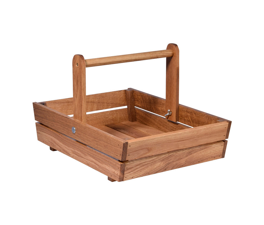 Ein leerer hölzerner Erntekorb mit Griff.