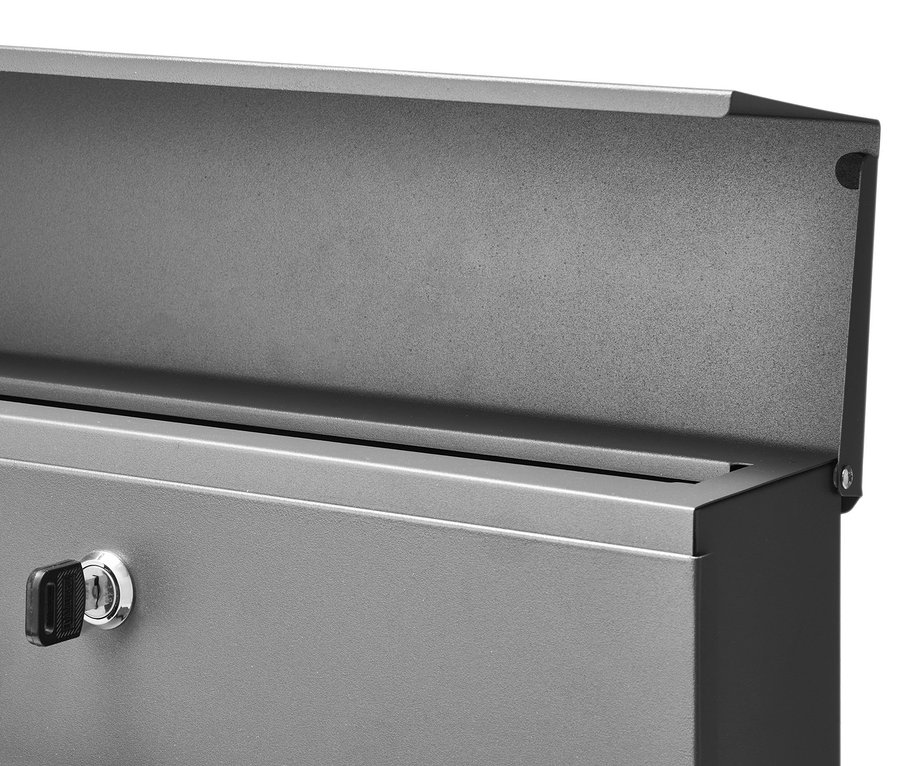 Detailansicht eines geöffneten, anthrazitfarbenen Briefkastens mit Zeitungsfach und Schlüssel im Schloss.