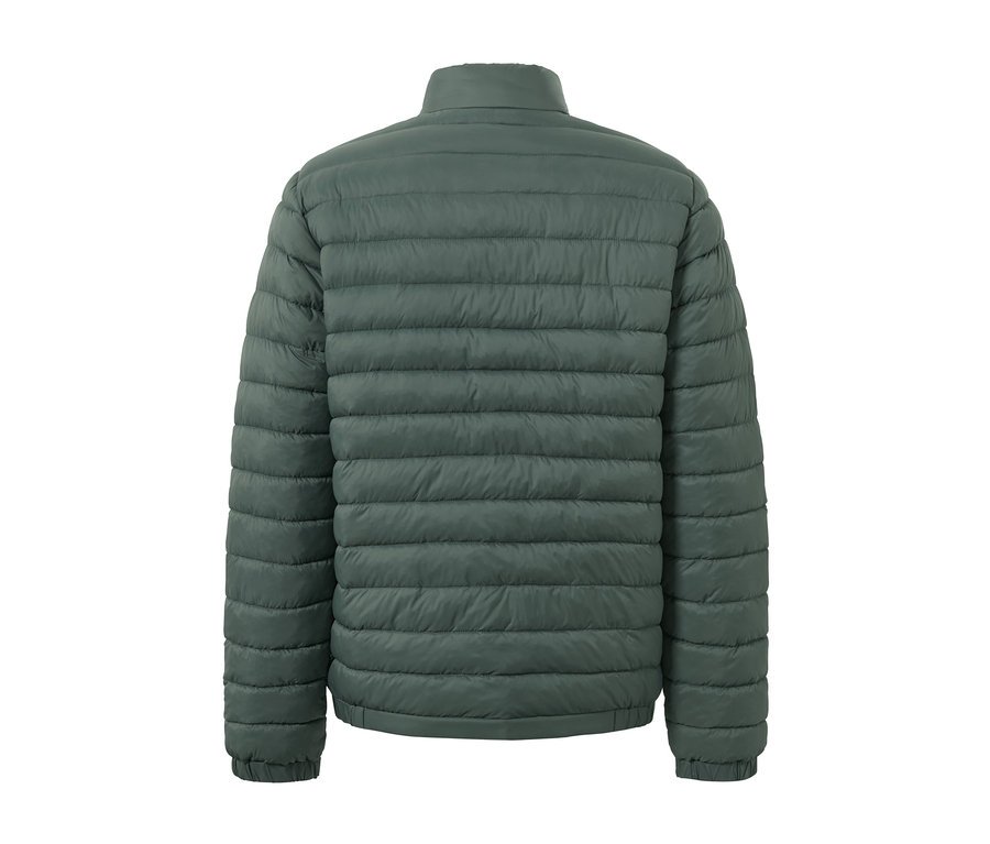Detailansicht der Rückseite einer grünen Steppjacke.