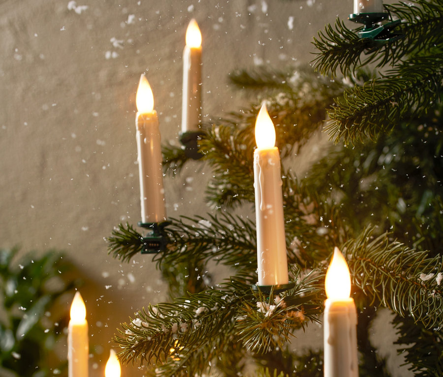 Nahaufnahme eines Weihnachtsbaums geschmückt mit 30 LED-Weihnachtsbaumkerzen.