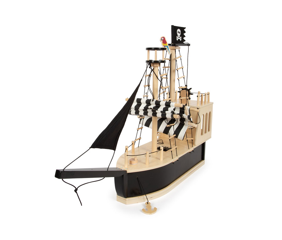 Ein small foot Piratenschiff aus Holz mit einer schwarzen Flagge mit Totenkopf und gekreuzten Knochen und einem hölzernen Papagei.