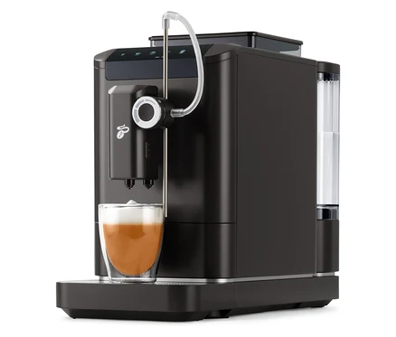 Ein »Esperto 2 Milk« Granite Black Kaffeevollautomat mit einer Tasse Kaffee.