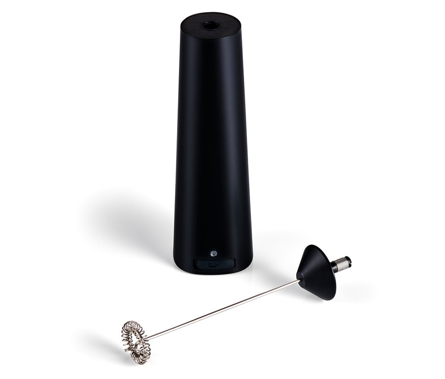 Schwarzer, wiederaufladbarer Akku-Milchaufschäumer mit Quirlaufsatz.