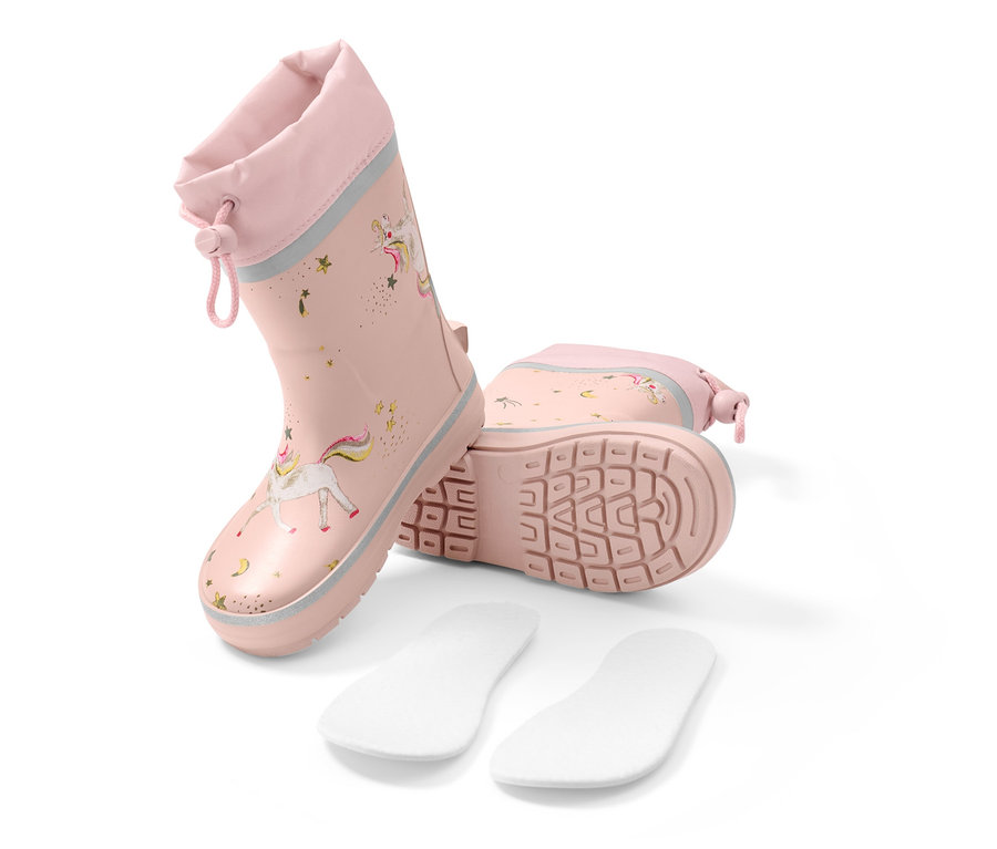 Rosa Einhorn-Gummistiefel, einer stehend, der andere liegt auf der Seite.