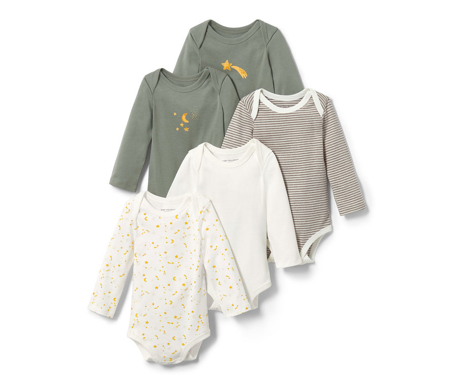 Fünf Baby-Bodys mit Mitwachsfunktion mit Sternenmotiven in Weiß, Grau und Grün.