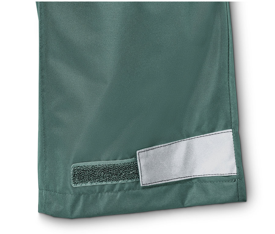 Detail einer Kinder-Regenhose mit Klettverschluss und Reflektorstreifen.