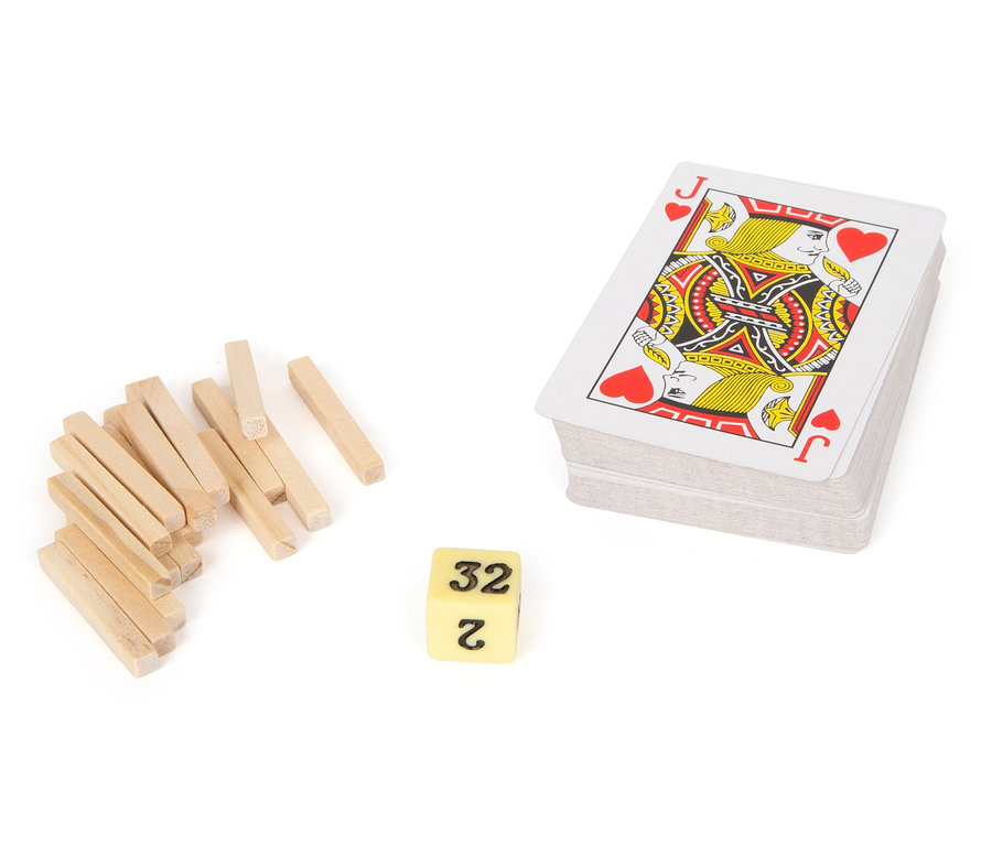 Karten, Würfel und Holzstäbe auf weißem Hintergrund. small foot Spielesammlung, 20 Klassiker