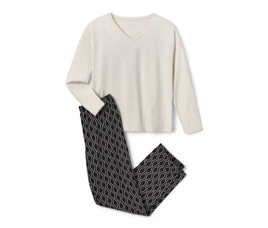 Beiger Pyjama mit langen Ärmeln und schwarzer Hose mit Muster.