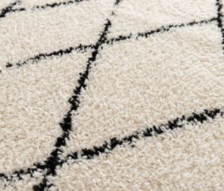 Nahaufnahme des Indoorteppichs »NOMAD Rhombus Line«, Ø ca. 160 cm mit Rautenmuster.