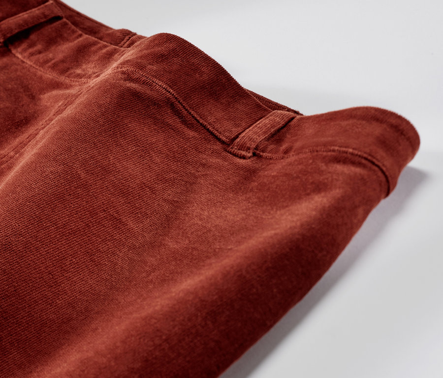 Detailansicht eines braunen Cordrocks.