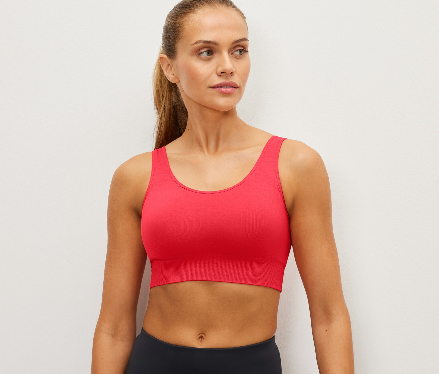 Frau trägt ein rotes Seamless-Sport-Bustier.