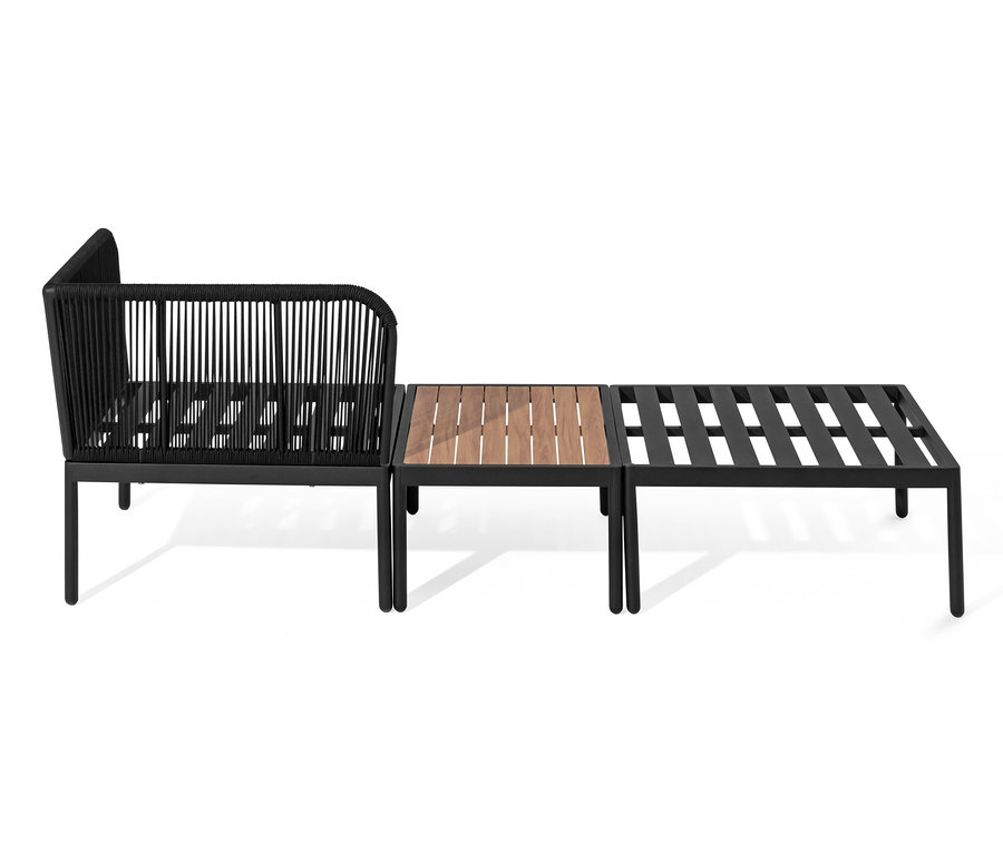 Modulare Lounge mit Textilgeflecht, bestehend aus Sessel, Tisch und Hocker.