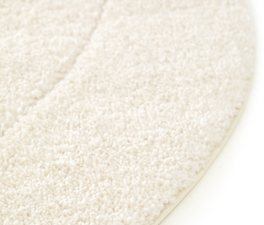Detailansicht eines beigen Hochflorteppichs »NATIVO Lines«.