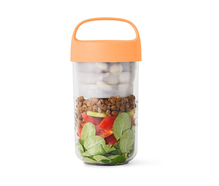 In einem To-Go-Behälter mit Henkel, groß, sind Linsen, Paprika, Gurke und Salat.