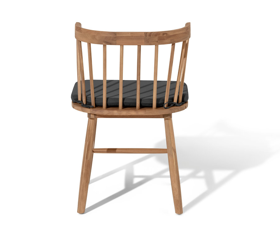 Rückansicht eines Dining-Stuhls mit Sitzpolster auf weißem Hintergrund.