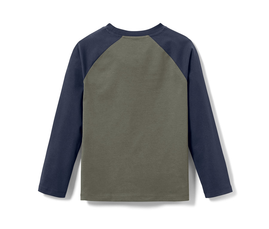 Rückseite eines khaki-farbenen Kinder-Langarmshirts mit marineblauen Raglanärmeln.