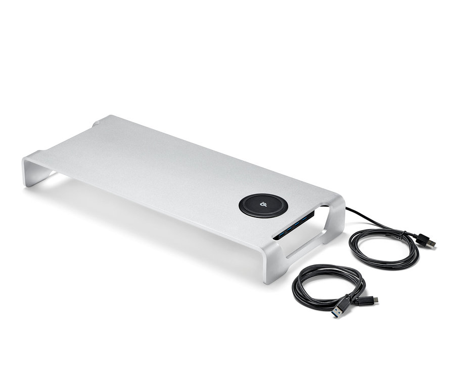 Ein silberner Monitorständer mit kabelloser Ladestation und USB-Hub und zwei schwarzen Kabeln auf weißem Hintergrund.