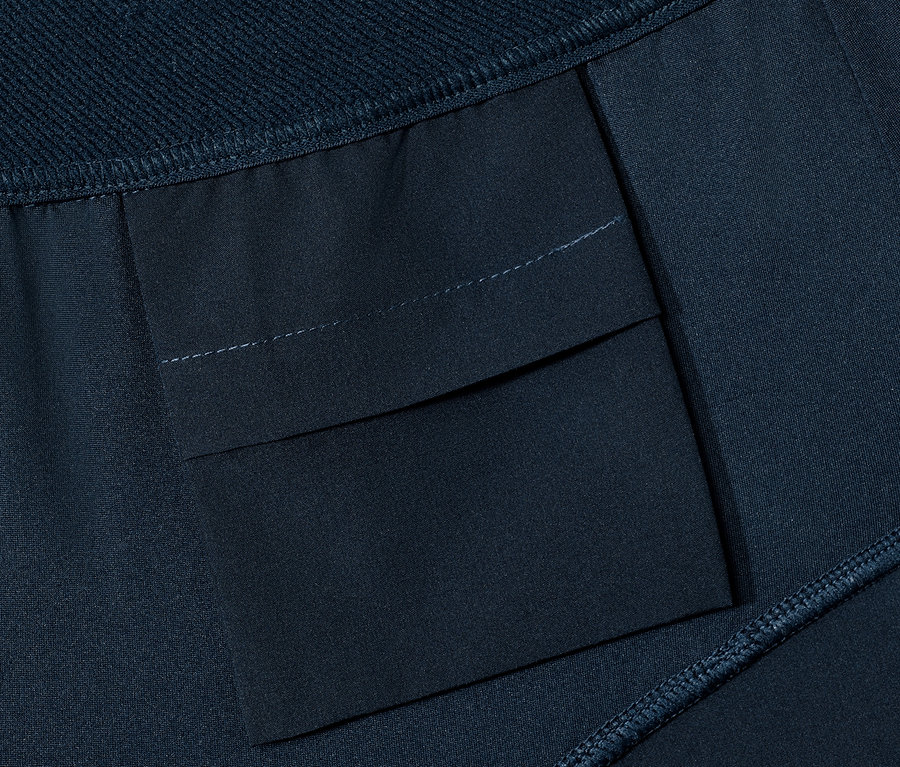 Detailaufnahme von navy Sportshorts mit Tasche.