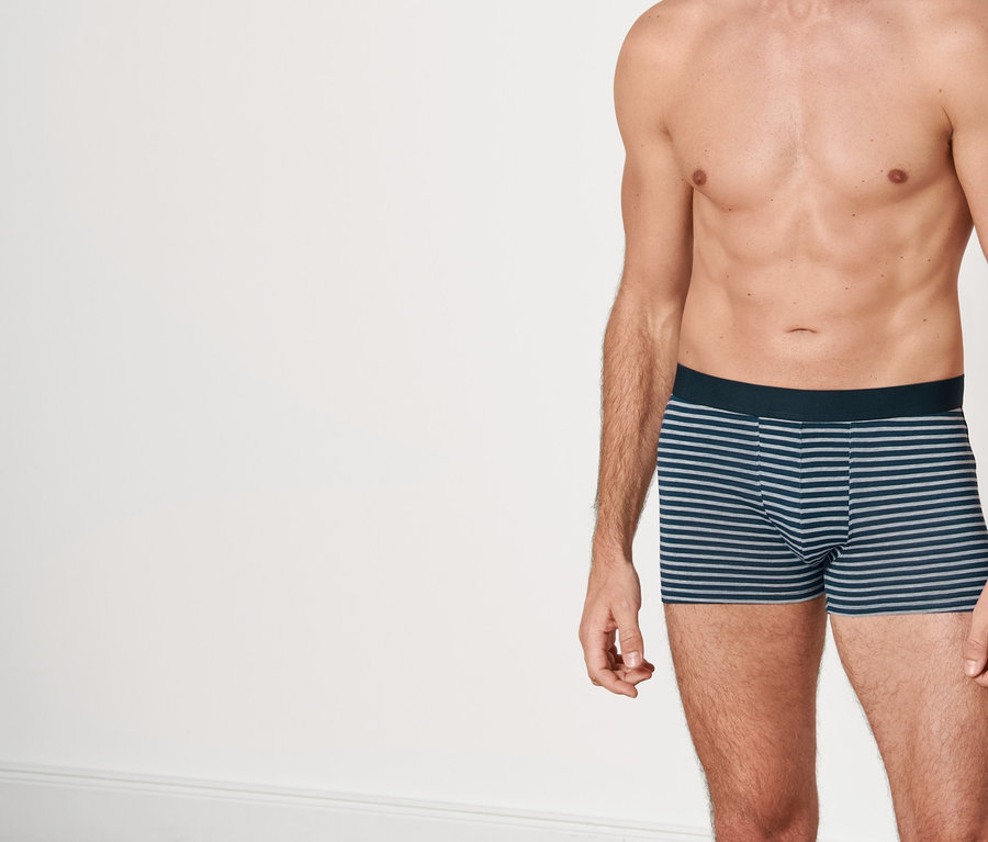 Mann posiert in 5 Slipboxer.
