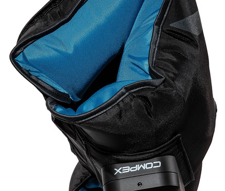 Schwarzer und blauer Compex Kompressionsstiefel »Ayre«.