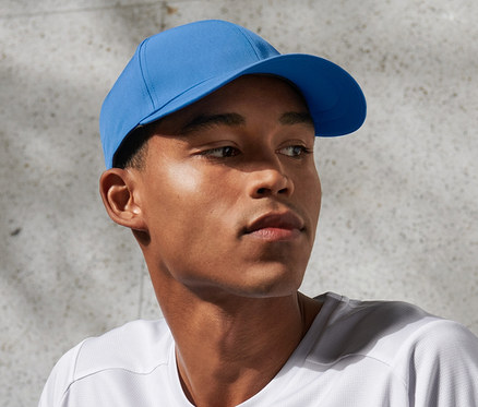 Mann trägt eine Sportkappe.