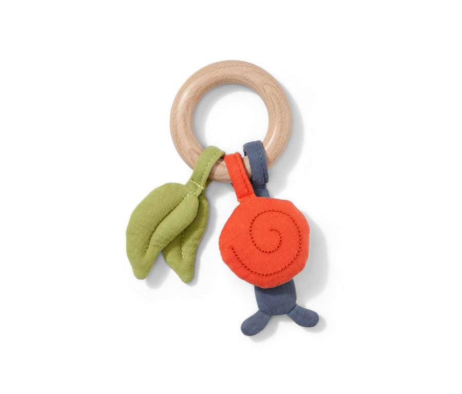 Greifspielzeug mit Holzring, Stoffblättern und Schnecke.