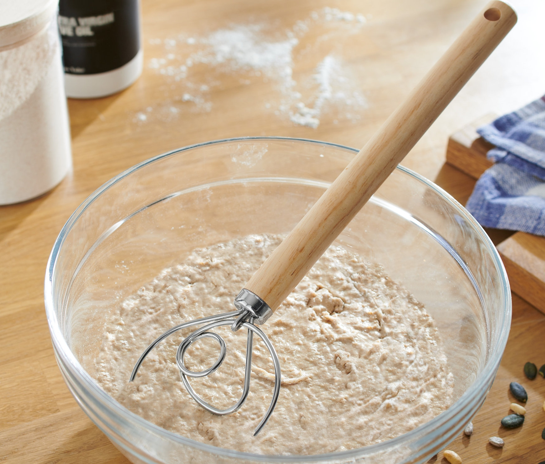 Ein Teig-Schneebesen steht in einer Schüssel mit Teig.