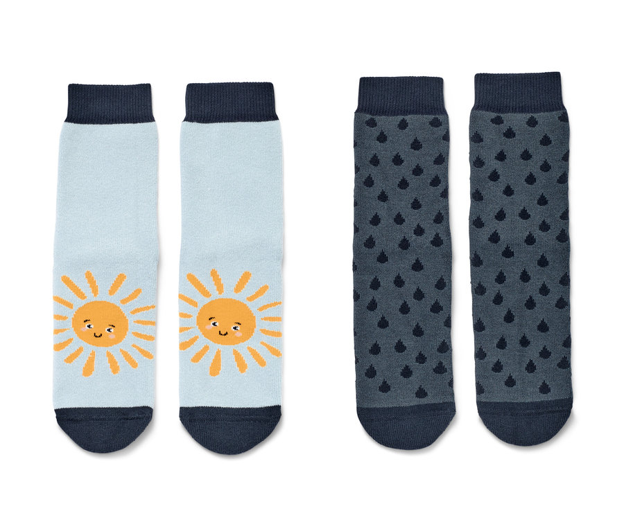 Zwei Paar blaue Kleinkind-Antirutsch-Socken mit Sonnen- und Regenmotiv.
