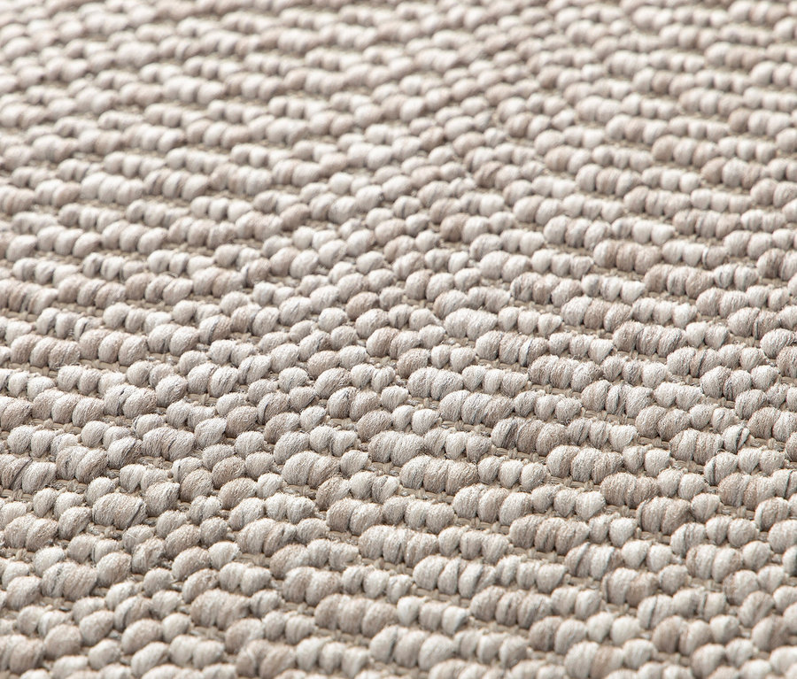 Nahaufnahme des beigen Teppichs »Twine« mit natürlichem Muster.