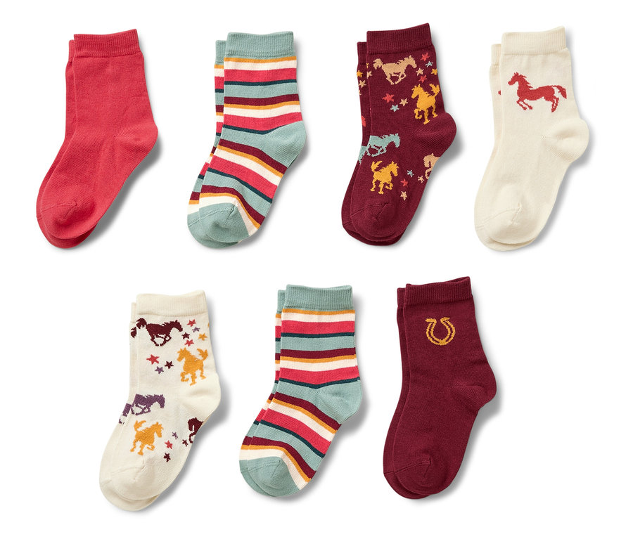 Sieben Paar Socken in verschiedenen Farben und Mustern.