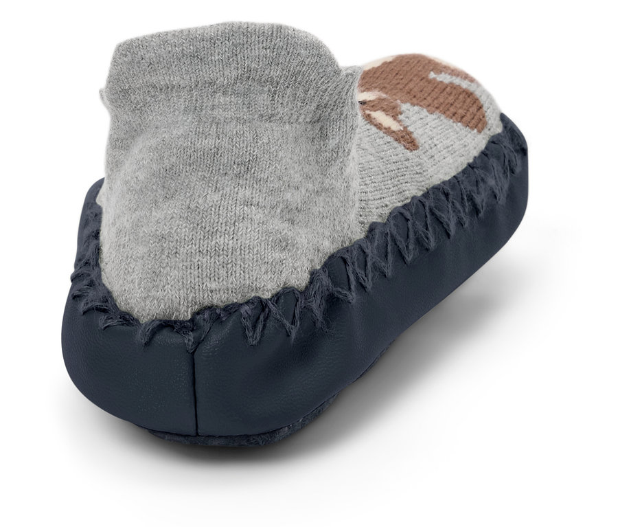 Detailaufnahme eines grauen Babyschuhs mit braunem Muster und dunkelblauer Sohle.