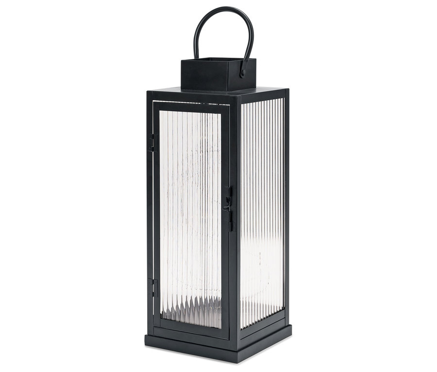 Schwarze Laterne mit senkrecht gerippten Glasscheiben.
