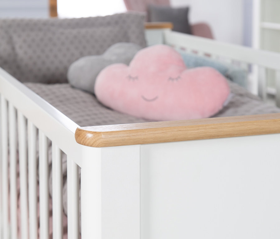 Detailansicht eines Kinderbetts aus dem roba Kinderzimmer-Set »Ava« mit Bett, Wickelkommode und Schrank.