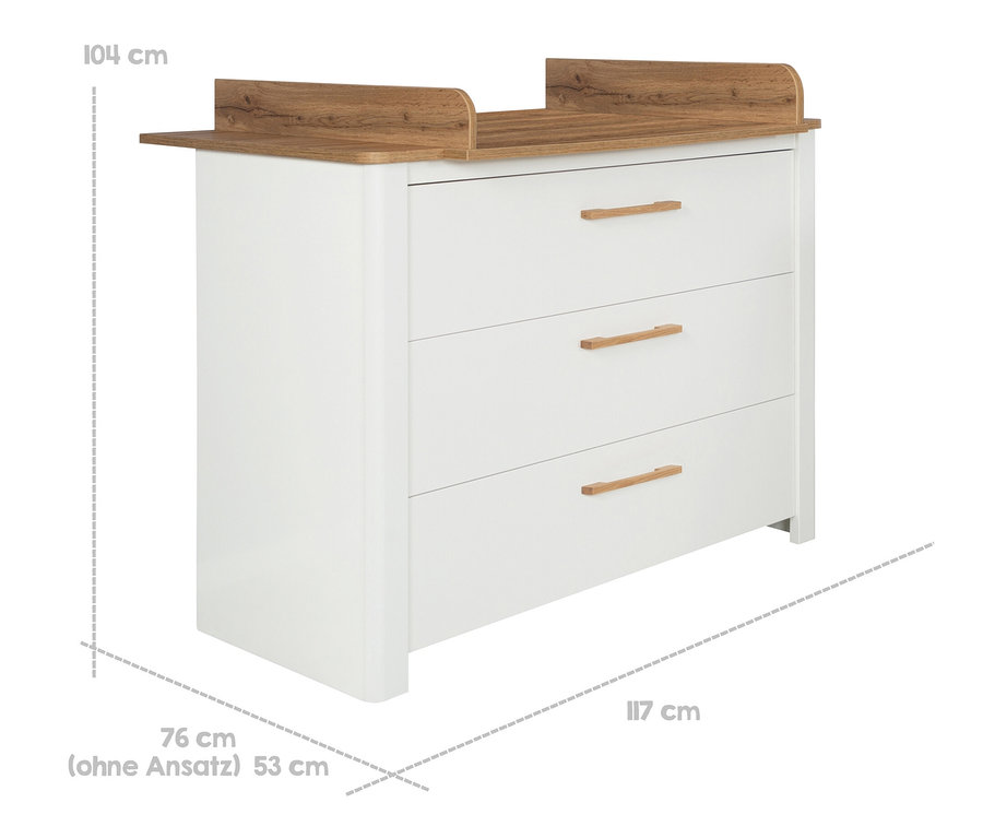 Weiße Kommode mit drei Schubladen und Holzplatte aus dem roba Kinderzimmer-Set »Ava«.
