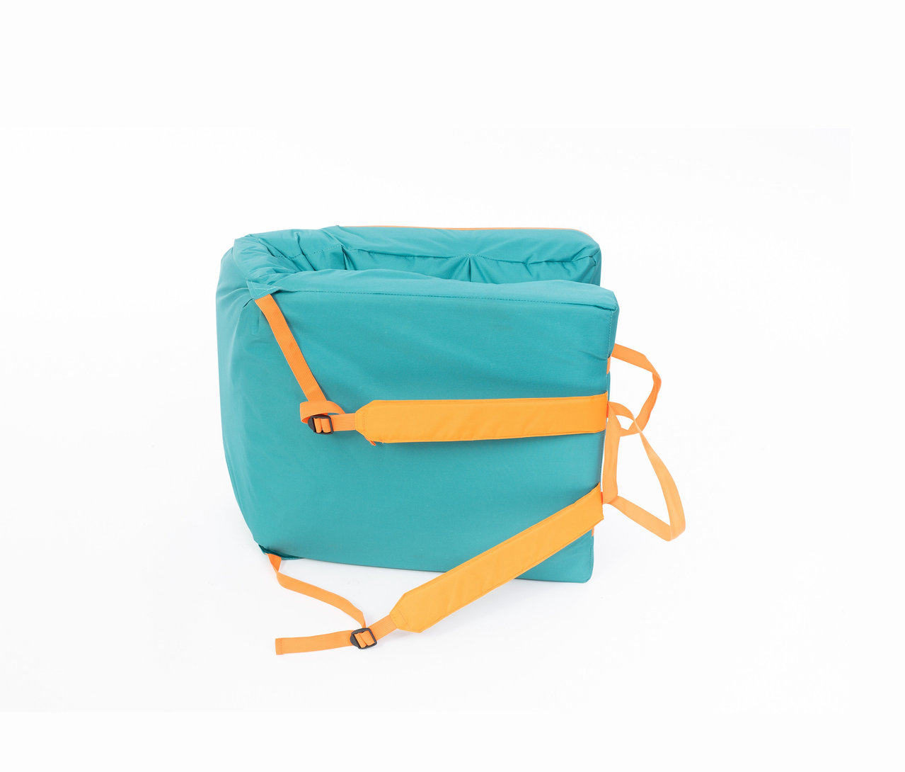 Rückansicht einer türkisfarbenen, tragbaren Sitzmatte mit orangefarbenen Trägern auf einem weißen Hintergrund.