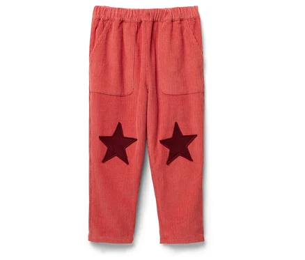 Orange Cordhose mit zwei Taschen und dunkelroten Sternen auf den Knien.