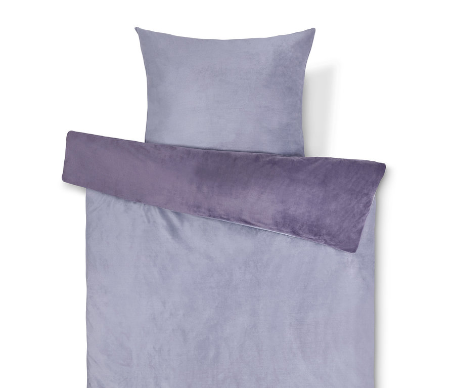 Helllila Bettwäsche-Set mit Kissen und Bettdecke, mit dunkelvioletter Tagesdecke.