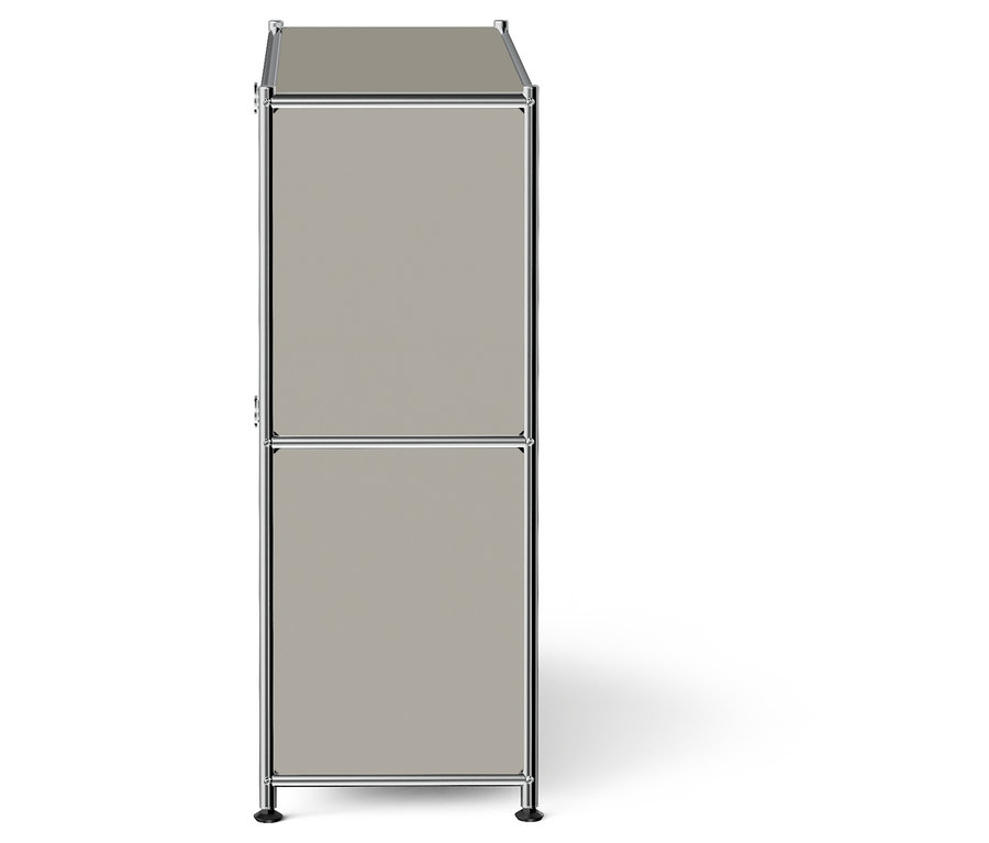 Ein zweistöckiger Schrank mit grauen Türen und silbernem Rahmen.
