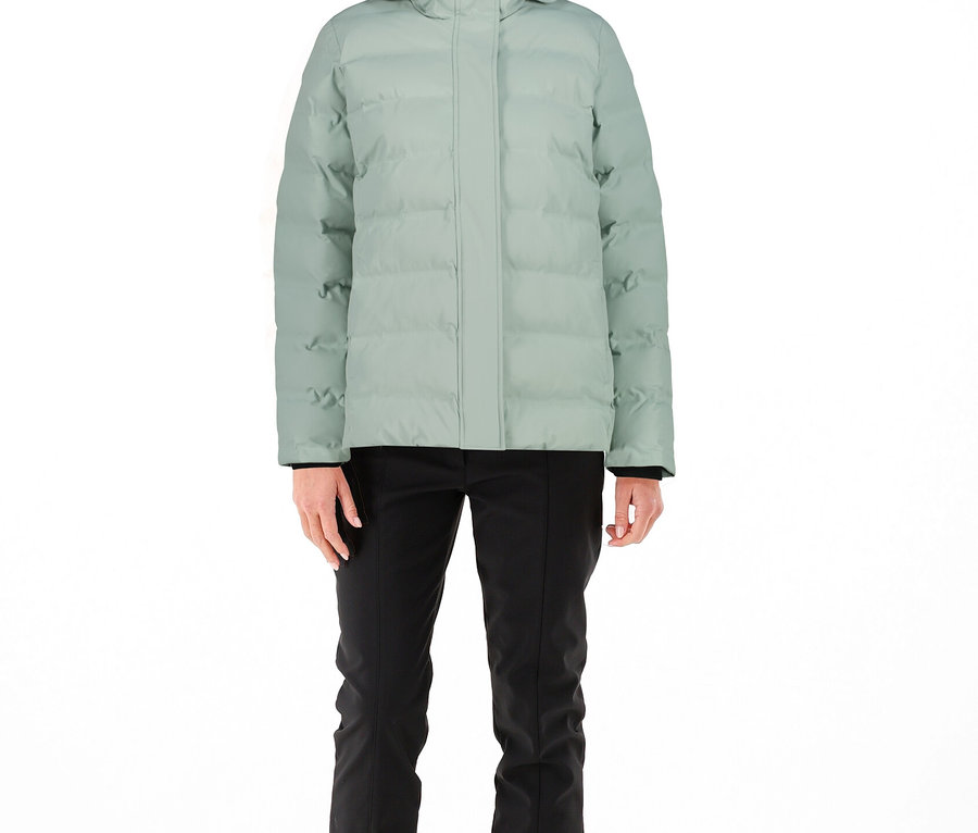 Frau trägt CMP Damen-Steppjacke.