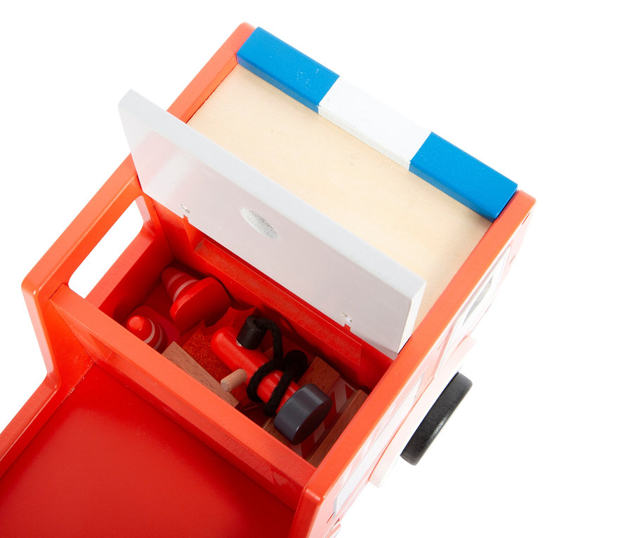 Ein rotes Spielzeugauto mit offenem Laderaum voller kleiner Spielzeuge.