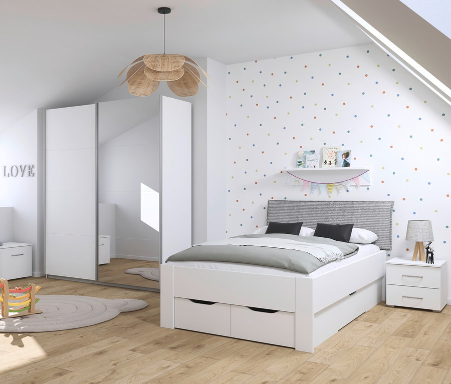 Zimmer mit weißem Bett »Aditio Beds«, 120 cm mit Polsterkopfteil, Nachttisch und Schrank. An der Wand befinden sich bunte Punkte.