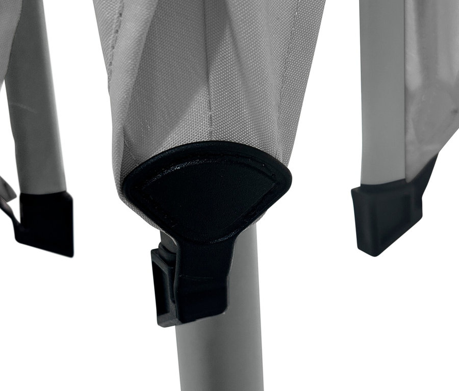 Detailansicht eines grauen Leco Marktschirms, 250 x 250 cm, inklusive anthrazitfarbener Abdeckhaube.